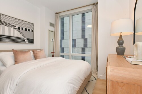 Luxury 2BR in Financial District  Skyline Views