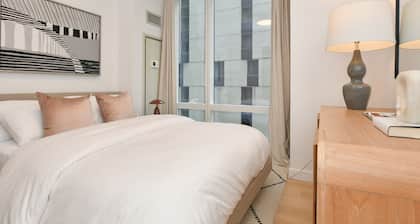 Luxury 2BR in Financial District Skyline Views