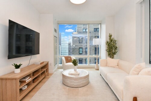 Luxury 2BR in Financial District  Skyline Views