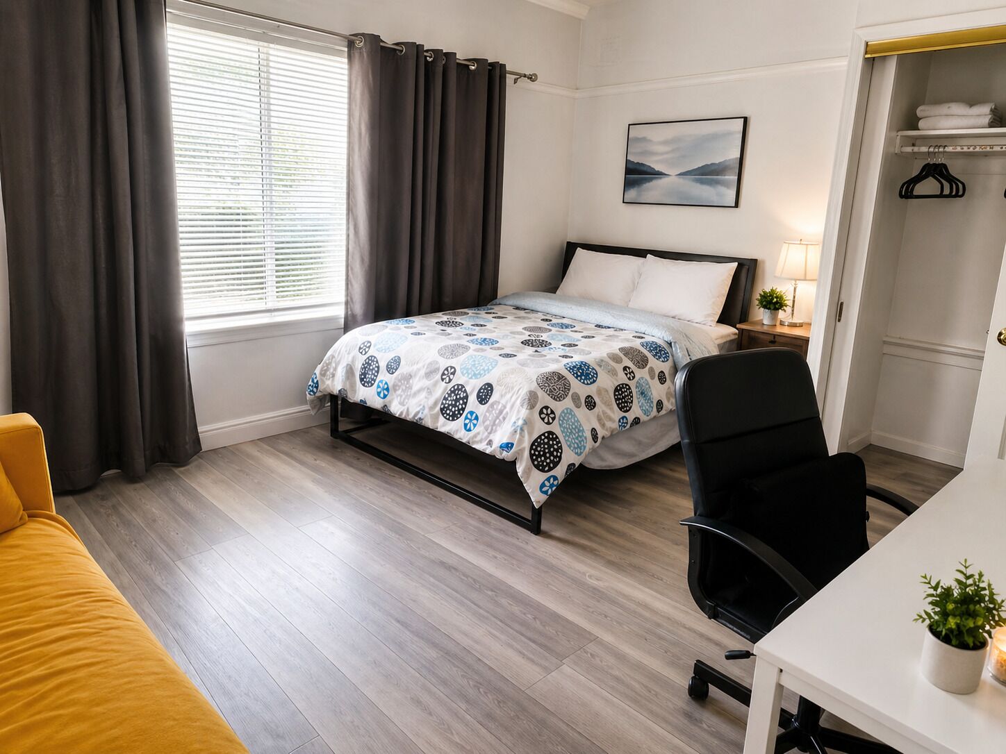 Standard Room, 1 Double Bed, Shared Bathroom | Desk, laptop workspace, free WiFi