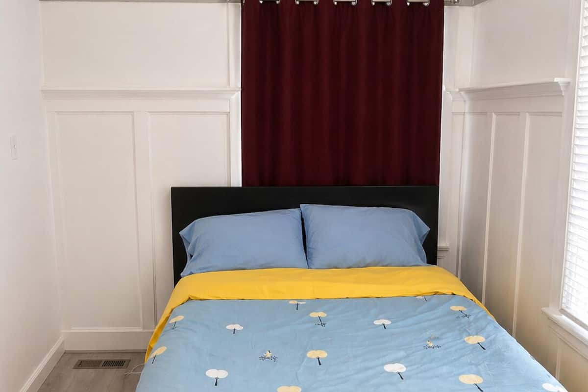 Standard Room, 1 Double Bed, Shared Bathroom | Desk, laptop workspace, free WiFi