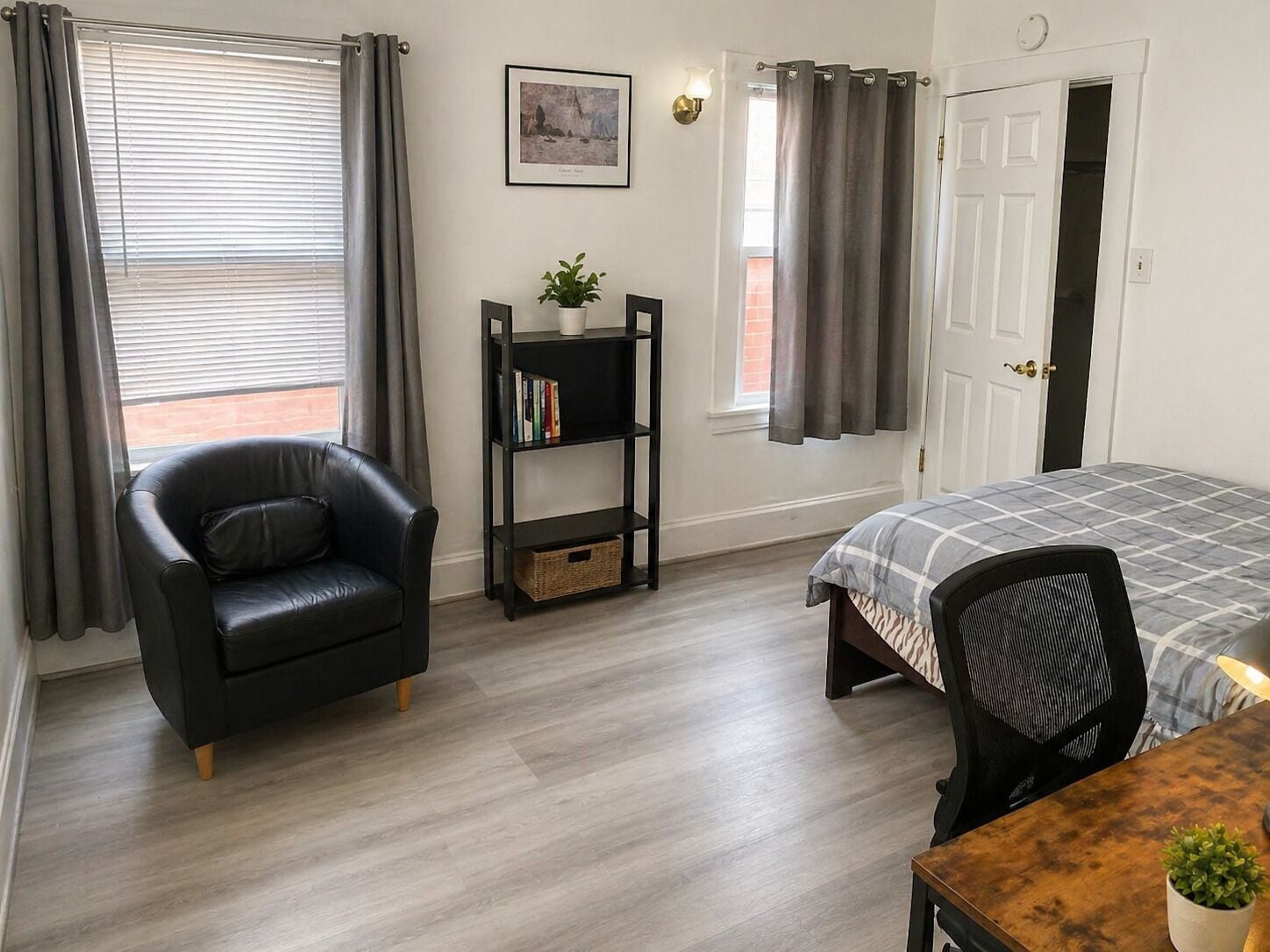 Standard Room, 1 Double Bed, Shared Bathroom | Desk, laptop workspace, free WiFi