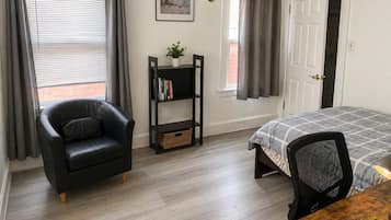 Standardzimmer, 1 Doppelbett, Gemeinschaftsbad | Schreibtisch, laptopgeeigneter Arbeitsplatz, kostenloses WLAN