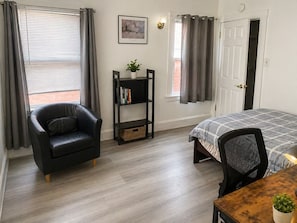 Standard Room, 1 Double Bed, Shared Bathroom | Desk, laptop workspace, free WiFi - Private Rooms Shared Bath UC Berkeley (Berkeley)