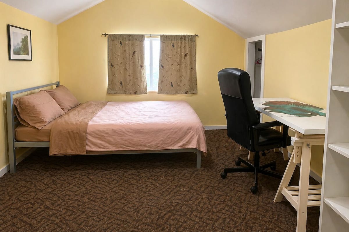 Standard Room, 1 Double Bed, Shared Bathroom | Desk, laptop workspace, free WiFi
