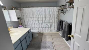 Een haardroger, een bidet, handdoeken, zeep