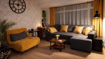 Condo, 1 Bedroom, Patio | Living room | Books