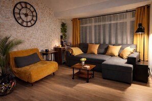Condo, 1 chambre, patio | Salle de séjour | Livres