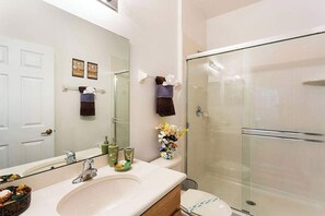Shower, hair dryer, towels, shampoo - Blissful Disney Escape 2BR Minutes to Magic (Kissimmee)