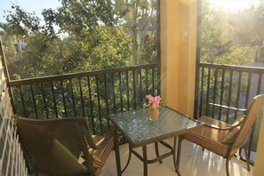 Outdoor dining - Blissful Disney Escape 2BR Minutes to Magic (Kissimmee)