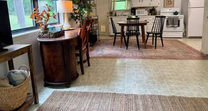 Cozy 1BR Lodge Apartment Near Caddo Gap with Full Kitchen