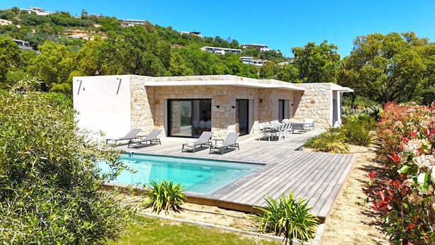 A modern villa with a pool, outdoor seating, and a view of the surrounding hills. - Villa Di Luna Di San Ciprianu (Zonza)