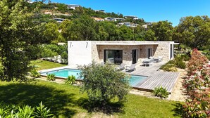 A modern house with a pool, outdoor seating, and a garden. - Villa Di Luna Di San Ciprianu (Zonza)