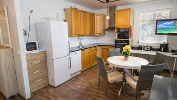 Fridge, microwave, dishwasher, cookware/dishes/utensils