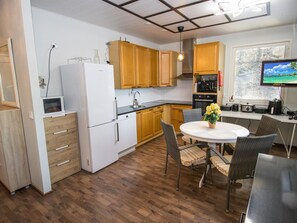 Fridge, microwave, dishwasher, cookware/dishes/utensils