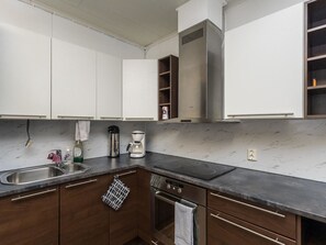 Fridge, microwave, dishwasher, cookware/dishes/utensils