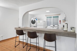 Microwave, oven, coffee/tea maker, toaster - Casa Grande y Moderna con impresionantes vistas a la naturaleza y al mar (Humacao)