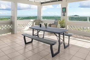 Outdoor dining - Casa Grande y Moderna con impresionantes vistas a la naturaleza y al mar (Humacao)