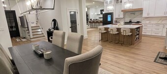 Roswell Downtown Canton St. Entertainer's Dream