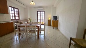 Dining - Spacious 3‑Bedroom with Wraparound Balcony, Sea Views & Steps to the Train (Santa Domenica)