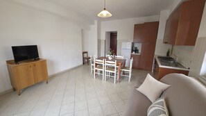 Smart TV - Spacious 3‑Bedroom with Wraparound Balcony, Sea Views & Steps to the Train (Santa Domenica)