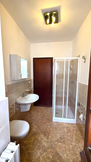 Shower, bidet, towels, toilet paper - Spacious 3‑Bedroom with Wraparound Balcony, Sea Views & Steps to the Train (Santa Domenica)