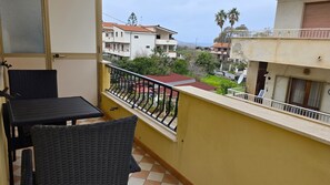 Outdoor dining - Spacious 3‑Bedroom with Wraparound Balcony, Sea Views & Steps to the Train (Santa Domenica)