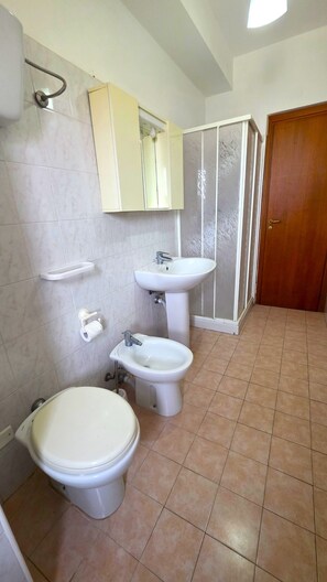 Shower, bidet, towels, toilet paper - Spacious 3‑Bedroom with Wraparound Balcony, Sea Views & Steps to the Train (Santa Domenica)