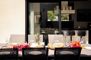 Outdoor dining - La Badoumba · Heated Pool & Jacuzzi (Saleilles)