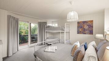 Iron/ironing board, travel cot, Internet
