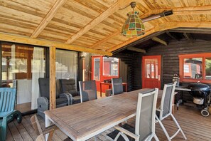Outdoor dining - The real summerhouse feeling in grandmas house (Væggerløse)