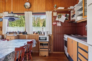 Kylskåp, mikrovågsugn, ugn och spishäll
