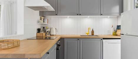 Fridge, oven, stovetop, dishwasher