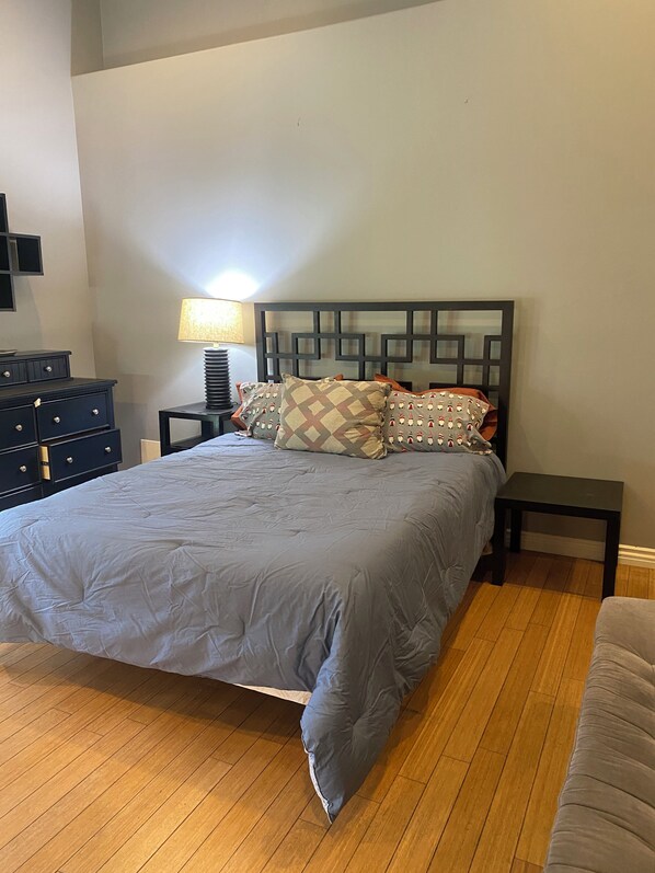 Iron/ironing board, bed sheets