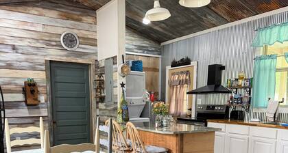 Unique cabin in Salem Missouri, two bedroom two bath . Built in 2022.