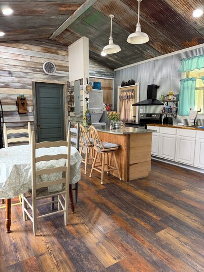Unique cabin in Salem Missouri, two bedroom two bath . Built in 2022.