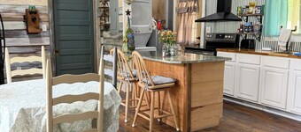 Unique cabin in Salem Missouri, two bedroom two bath . Built in 2022.