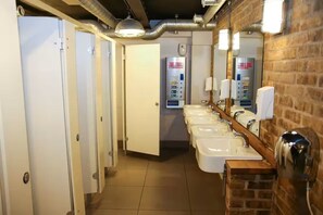 Gemeinsamer Schlafsaal | Badezimmer | Dusche, kostenlose Toilettenartikel, Handtücher, Seife