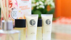Diversos produtos de loção corporal com etiqueta 'FRESH'.