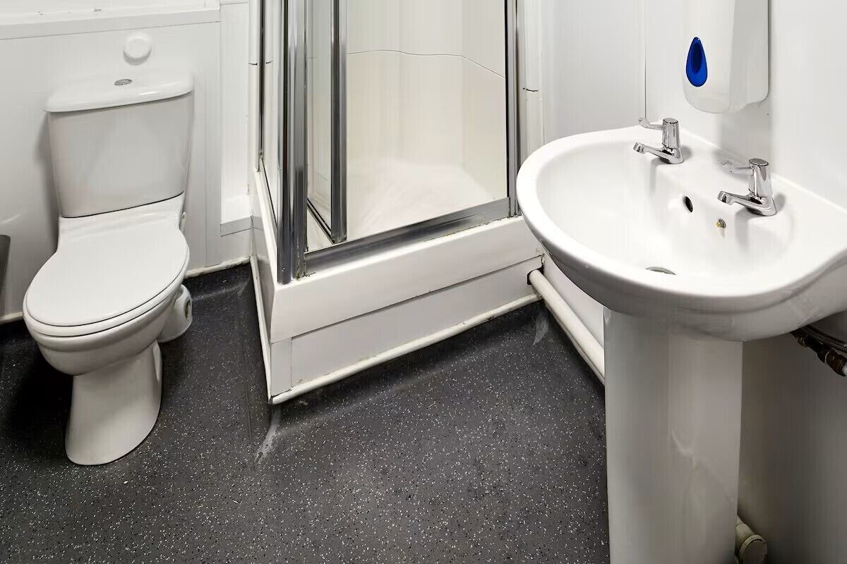 Regadera, amenidades de baño gratuitas, toallas, jabón 