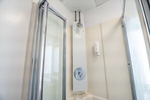 Gemeinsamer Schlafsaal | Badezimmer | Dusche, kostenlose Toilettenartikel, Handtücher, Seife