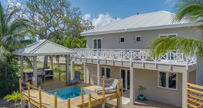 Spacious 2BR/2BA Placencia Apartment Pool, Parking