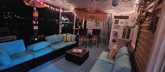 Cute WATERFRONT 3br'bungalow !! PETS WELCOME, FENCED IN YARD ,FIREPIT, BAR!!