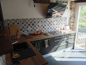 Fridge, oven, dishwasher, toaster - Saint Pée sur Nivelle, ferme basque rénovée, 8 personnes, piscine (ST PEE SUR NIVELLE)