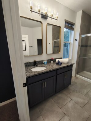 Hair dryer, towels, soap, toilet paper - Family Friendly House Near Disney And Universal (Haines City)