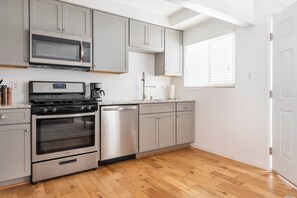 Private kitchen - 13 Houses to the Strand (Manhattan Beach)