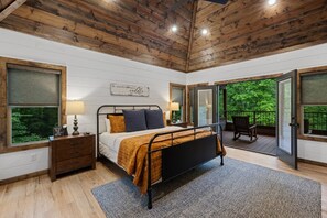 Iron/ironing board, travel cot, free WiFi, bed sheets - Luxury 5BR Cabin - Pickleball, Hot Tub, Creek (Broken Bow)
