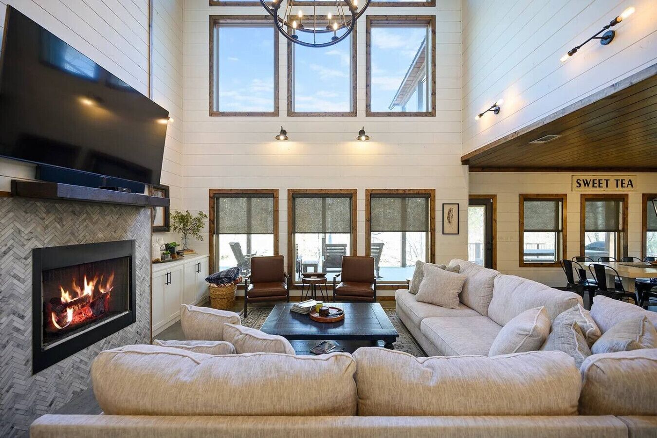 Smart TV, fireplace, stereo
