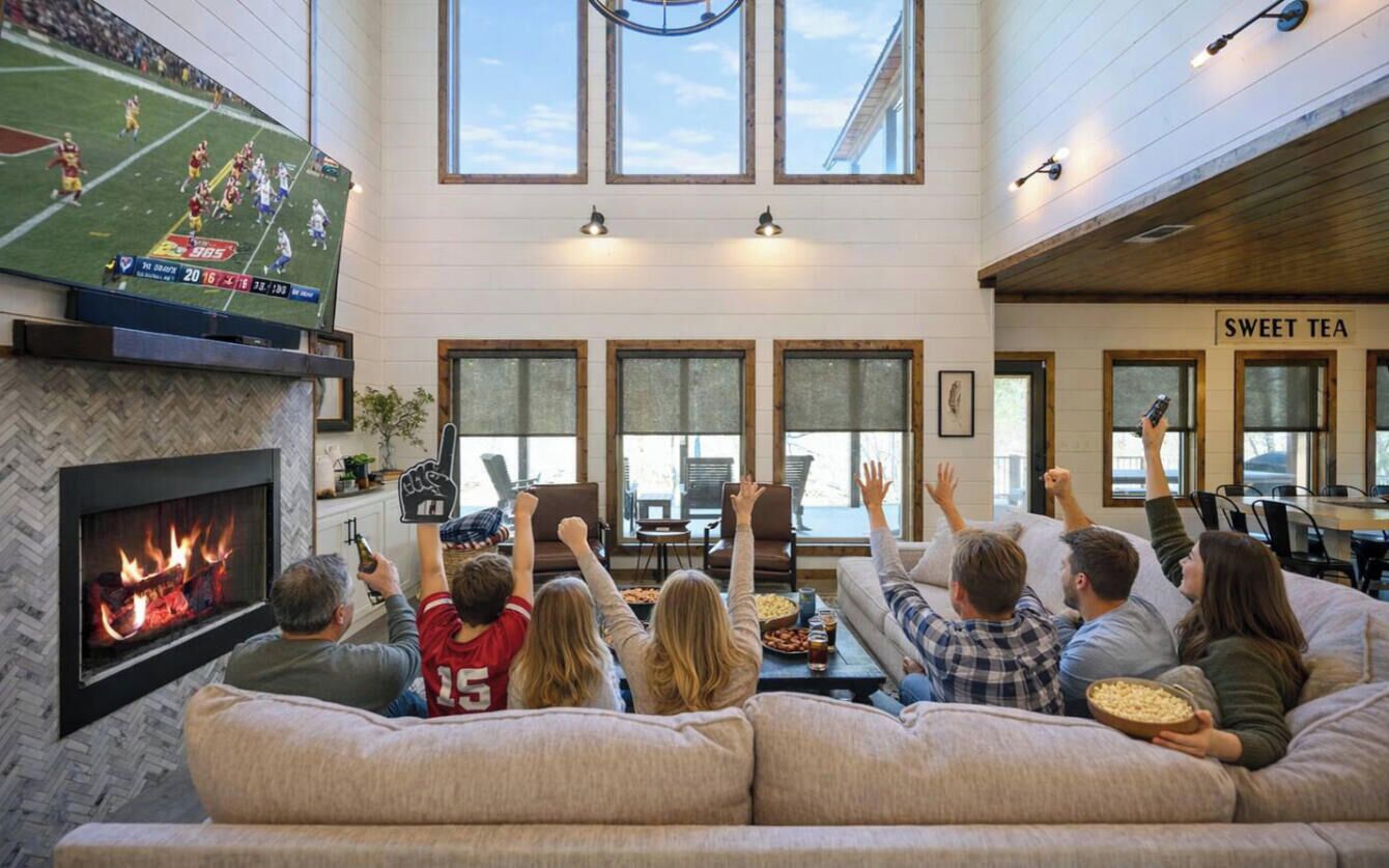 Una sala de estar con chimenea, televisor y un letrero que dice 'Sweet Tea'.