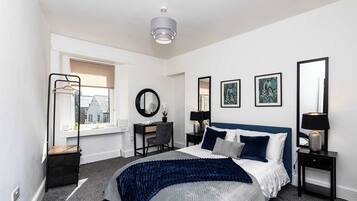 Desk, travel cot, WiFi, bed sheets